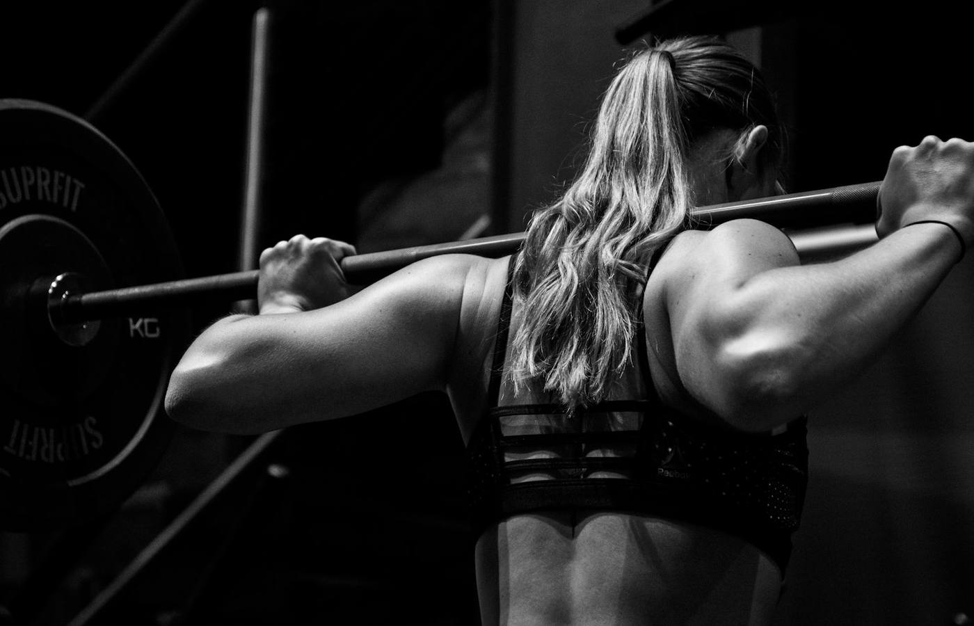 Žena cvičící ve fitness centru