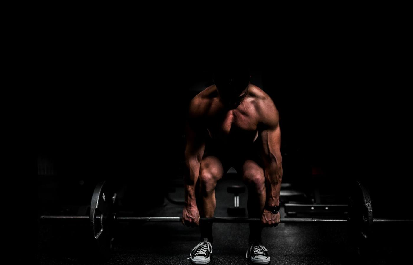 Interiér moderní posilovny s fitness vybavením